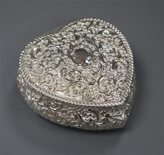 A late Victorian repousse silver heart shaped trinket box, Birmingham, 1899, 5 oz.